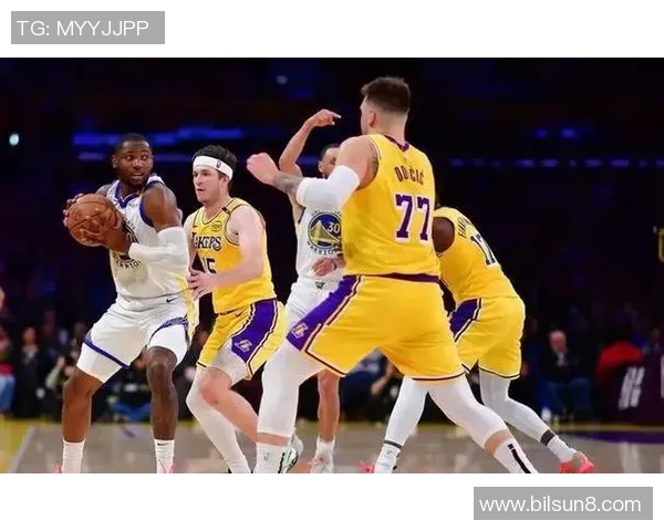 湖人对阵雄鹿莫里斯表现出色助力球队争夺季后赛席位